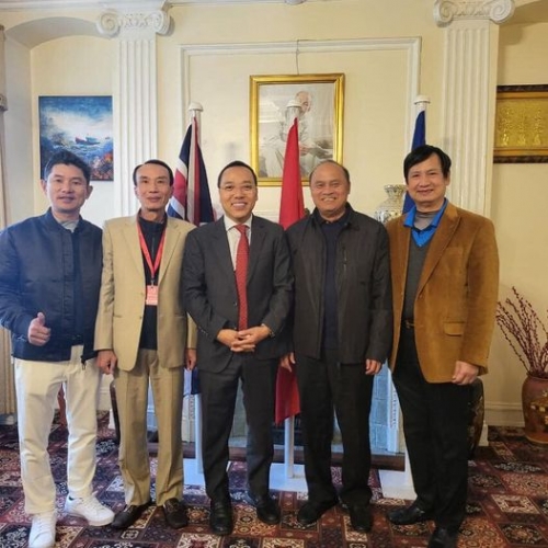 Chuyến thăm và làm việc với Đại sứ Việt Nam tại Anh của chủ tịch Nguyễn Văn Linh